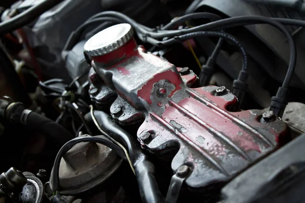 Двигатель старого автомобиля — стоковое фото