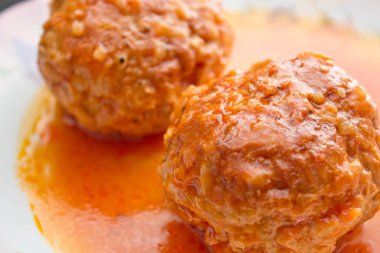 domates soslu iki köfte