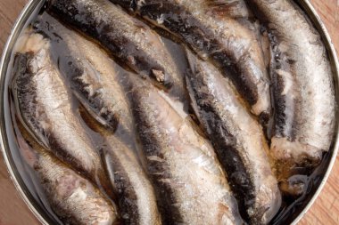 Açık kutu füme hamsi ve diğer konserve balık