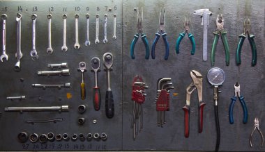 Duvardaki garaj araçları