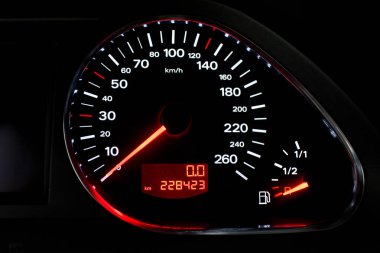 speedometr bir araba kontrol panelinde
