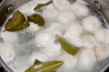 Tavada köfte kaynar
