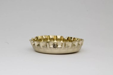 Şişe kapakları beyaz zemin üzerine