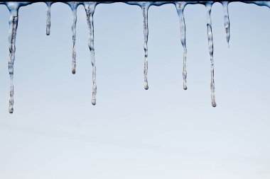 Gökyüzü arka plan karşı Icicles