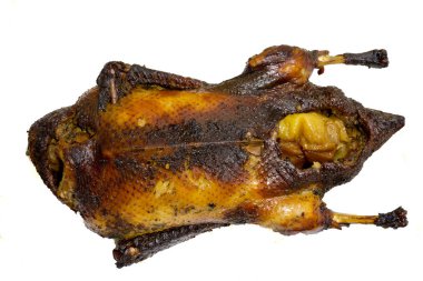 beyaz bir arka planda elma ile kızarmış ördek