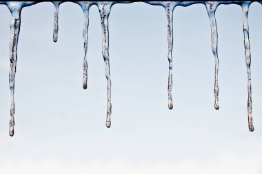 Gökyüzü arka plan karşı Icicles