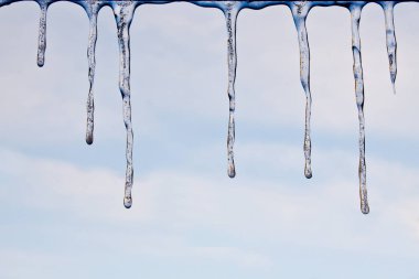 Gökyüzü arka plan karşı Icicles