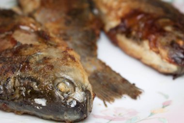 Tabakta kızarmış balık