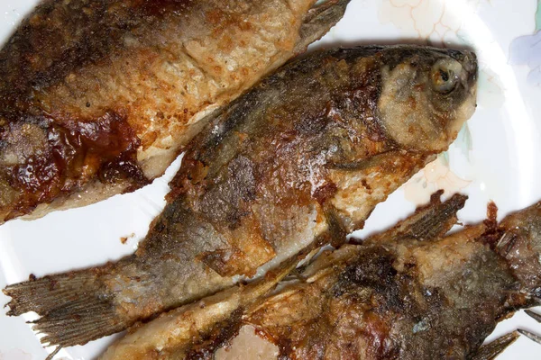 Gebratener Fisch auf Teller — Stockfoto