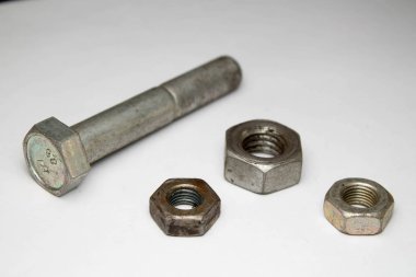 Beyaz arka planda hex fındık ve cıvata