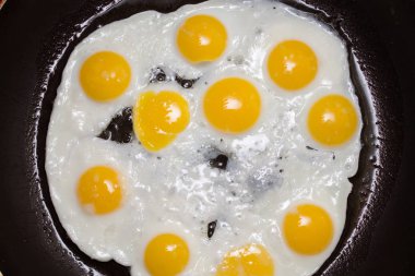 Kızarmış bıldırcın yumurtası 