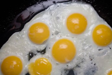 Kızarmış bıldırcın yumurtası 