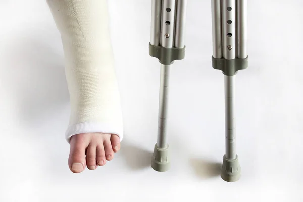 Πόδι σε γύψο και πατερίτσες — Φωτογραφία Αρχείου