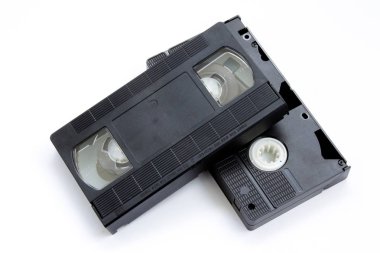 Beyaz arka plan üzerinde VHS kasetleri