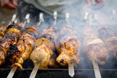 Metal şiş portre üzerinde yemek ızgara kebap