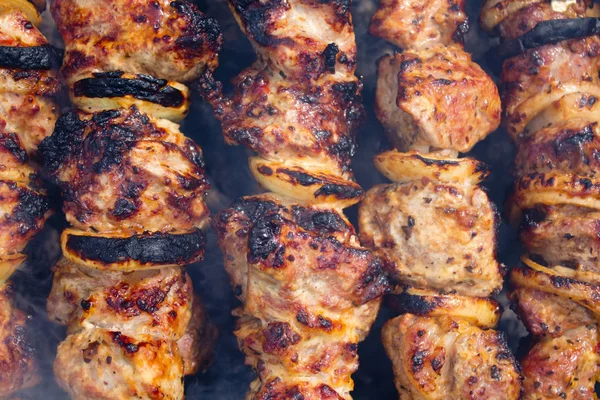 Metal şiş portre üzerinde yemek ızgara kebap