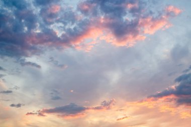 Bulutlu akşam gökyüzü