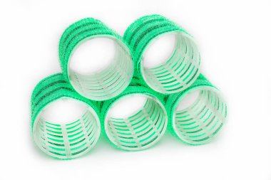 Yeşil curlers beyaz arka plan closeup izole