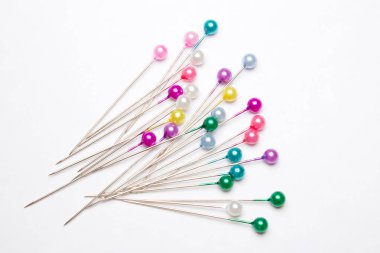 Beyaz arka plan üzerinde terzi pimleri