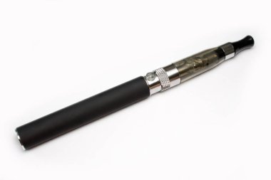 Beyaz arka plan üzerinde elektronik sigara yakın çekim