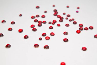 Swarovski taşlar beyaz arka plan üzerinde