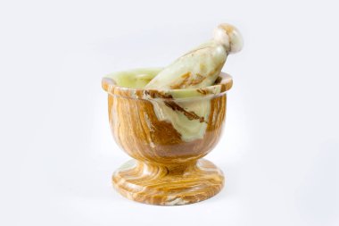 Havan ve tokmak beyaz arkaplanda izole edildi