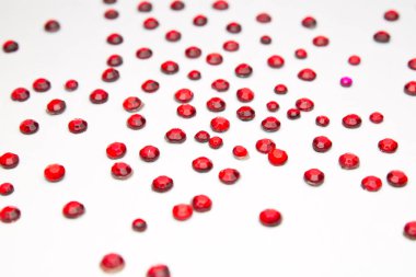 Swarovski taşlar beyaz arka plan üzerinde