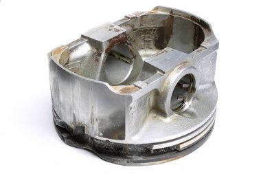 Beyaz arka plan üzerinde eski piston