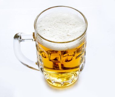 Beyaz arka planda bira kupası