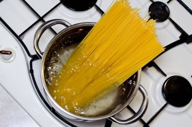 soba üzerinde bir tencerede spagetti
