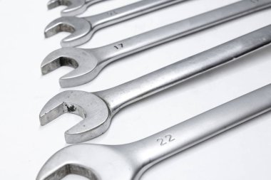 İngiliz anahtarları closeup beyaz zemin üzerine açın