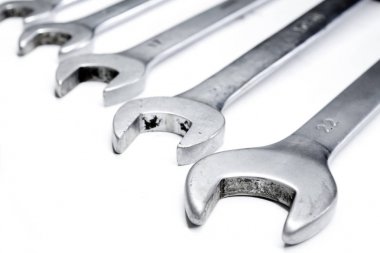 İngiliz anahtarları closeup beyaz zemin üzerine açın