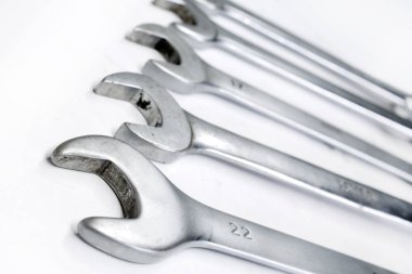 İngiliz anahtarları closeup beyaz zemin üzerine açın