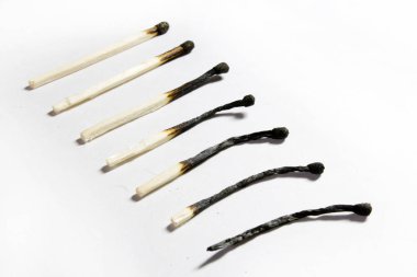 Beyaz arka plan üzerinde yanmış maçlar