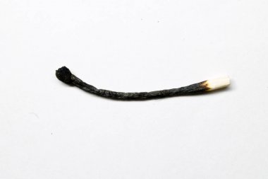 Beyaz arka plan üzerinde yanmış maç