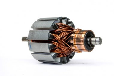 beyaz zemin üzerinde elektrik motoru