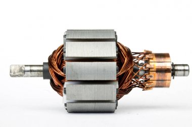 beyaz zemin üzerinde elektrik motoru