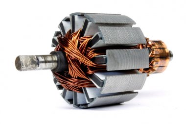 beyaz zemin üzerinde elektrik motoru