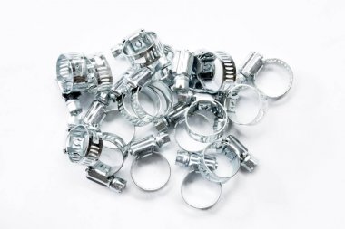 Beyaz arka plan üzerinde izole metal grubu hortum kelepçesi
