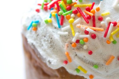 Beyaz arkaplanda izole edilmiş Paskalya pastası