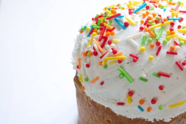 Beyaz arkaplanda izole edilmiş Paskalya pastası