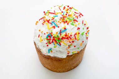 Beyaz arkaplanda izole edilmiş Paskalya pastası