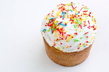 Beyaz arkaplanda izole edilmiş Paskalya pastası