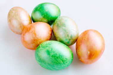 Beyaz arka planda izole edilmiş Paskalya yumurtaları