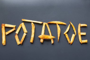Koyu bir arka planda kızarmış patates kelimesi 