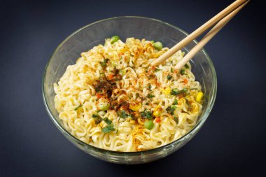 Tabakta baharatlı erişte. 