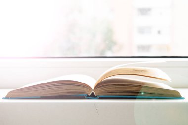 Pencerenin pervazında kitabı aç