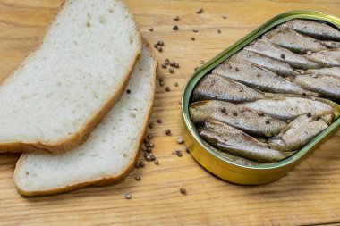 Baharatlı ve dilimlenmiş ekmekler.