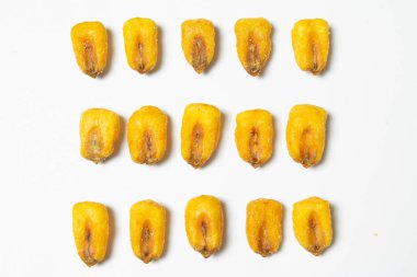 Beyaz arka planda kavrulmuş mısır fıstığı.