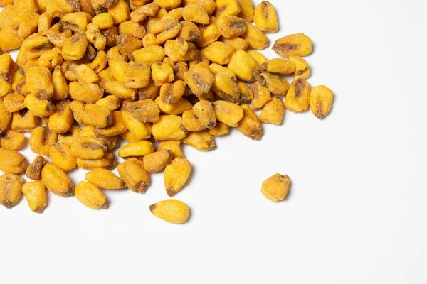 Pražené kukuřičné ořechy na bílém pozadí — Stock fotografie